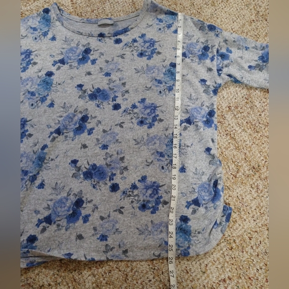 Size 1X plus floral scrunch side short sleeve top - Picture 12 of 14